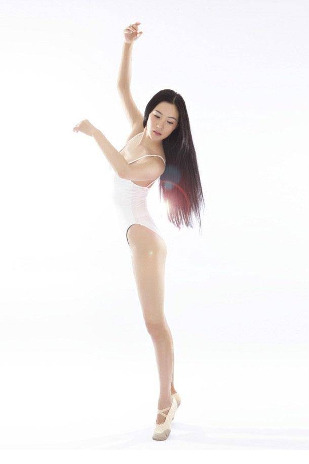 平面模特刘子希变身性感芭蕾舞者
