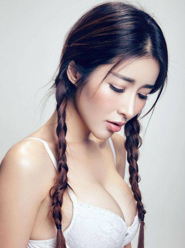 美女模特何静内衣写真引人遐想