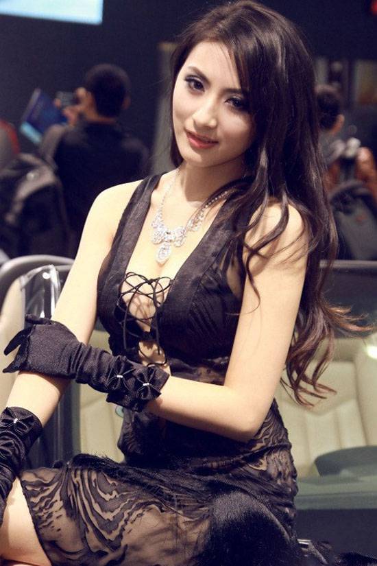 性感车模黑色透视裙秀火辣身材