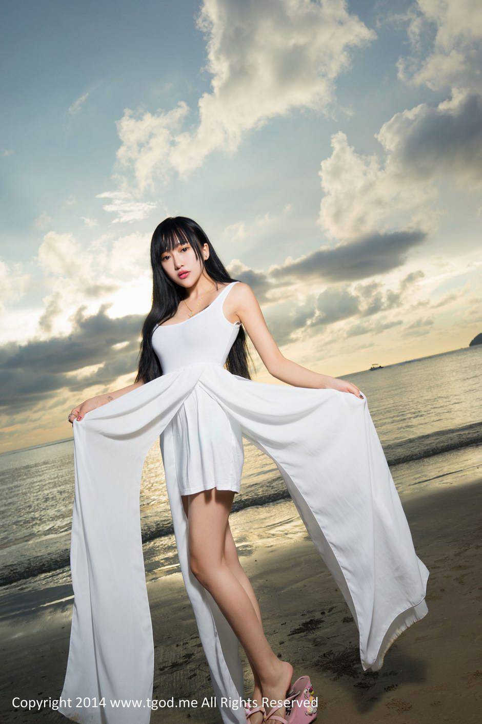 性感美女杨上萱夏日海边旅拍照