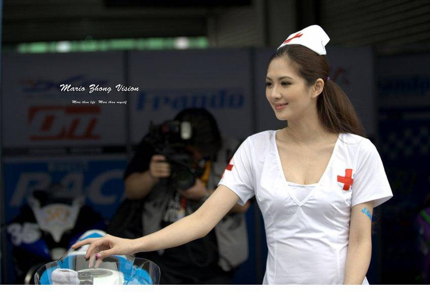 赛车美女惹火性感护士装来袭