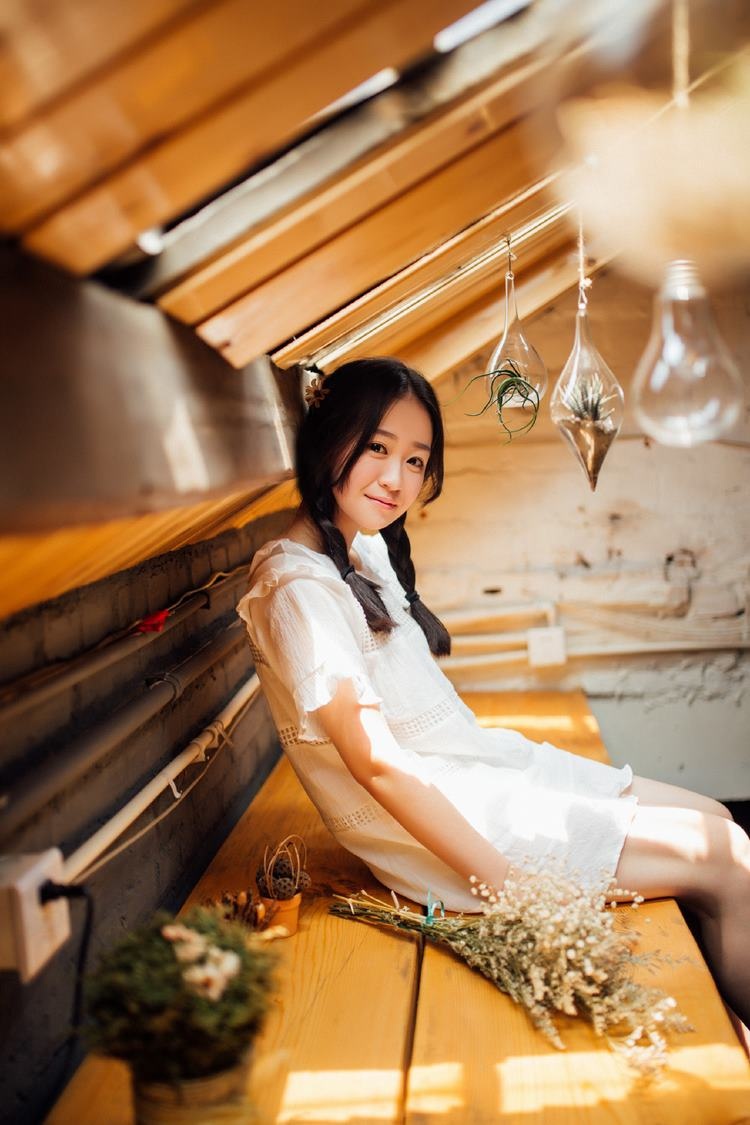 日本苗条美女模特新城真奈美写真照