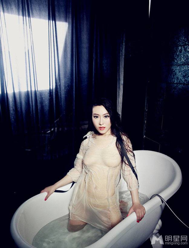 非诚勿扰女嘉宾俞夏大尺度湿身照
