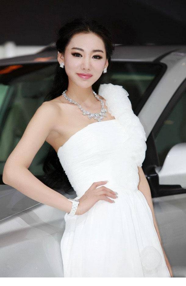 性感车模金美辛烈焰红唇迷人照