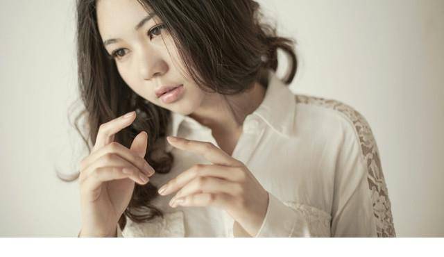 轻熟女时尚白衬衫性感写真