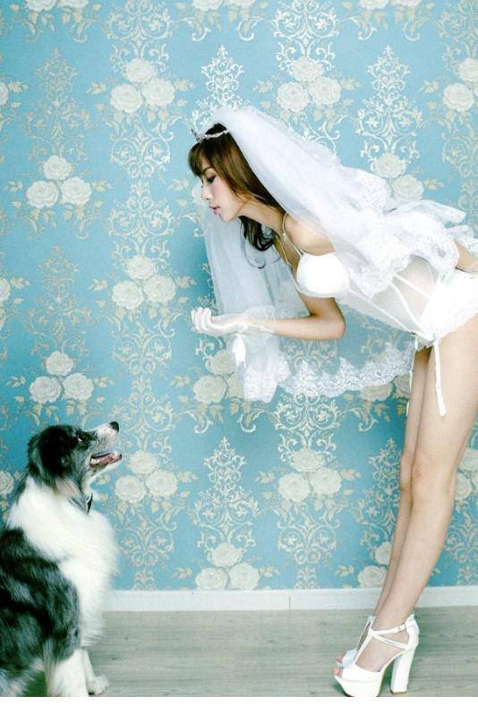 中国美女名模阳巧�携宠物狗拍性感写真