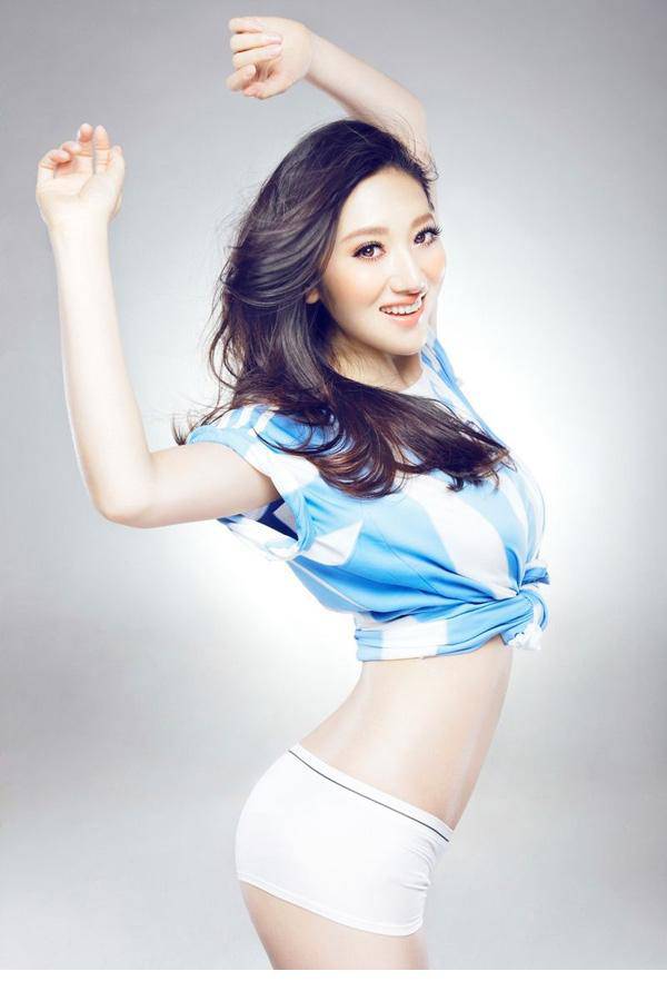 足球宝贝张舒媛秀S型傲人曲线