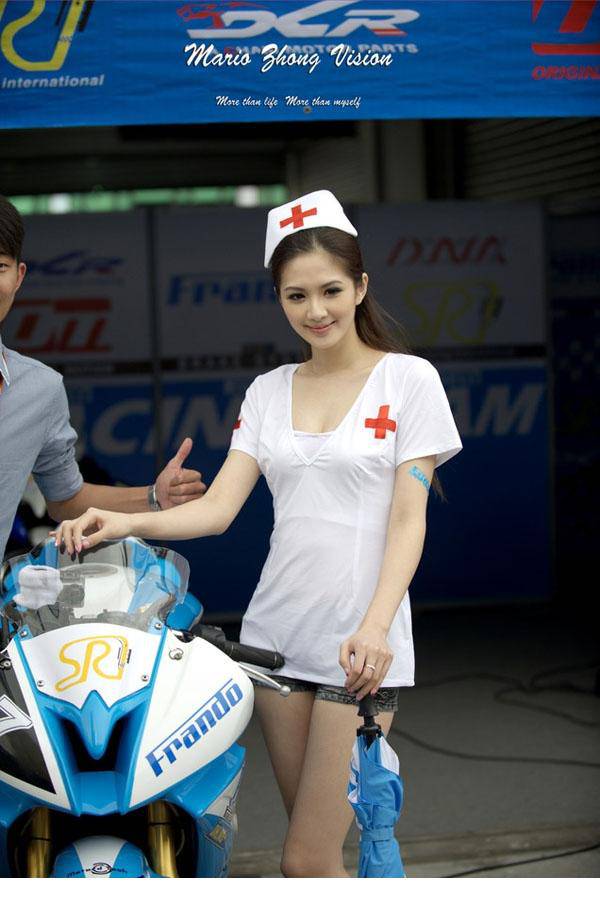 赛车美女惹火性感护士装来袭