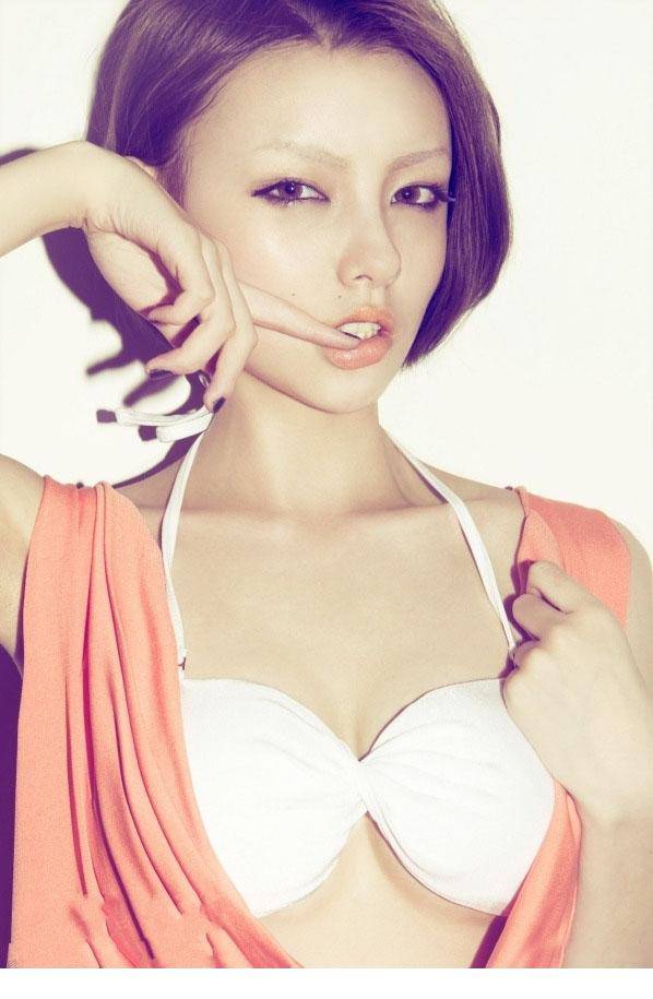 短发美女模特性感写真来袭