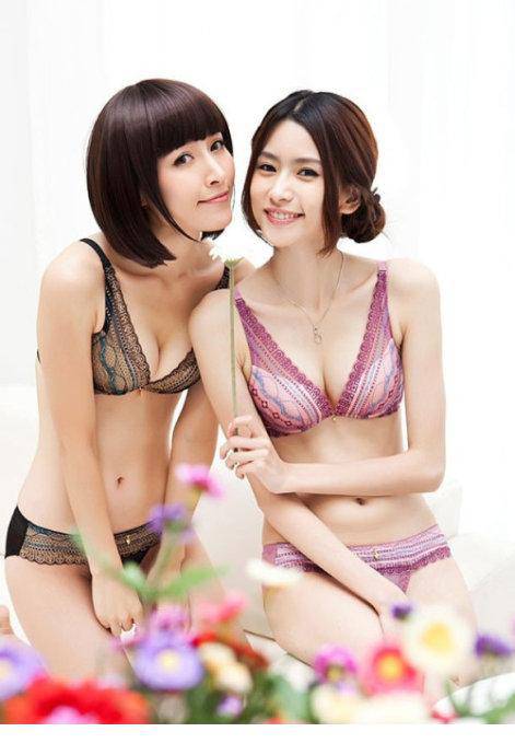 两女内衣模特身材大比拼