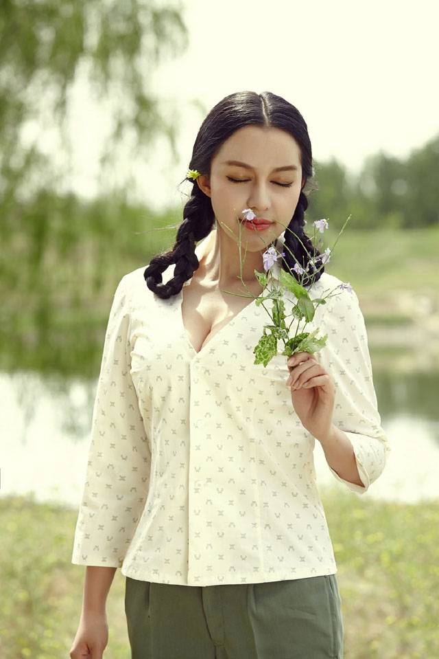 苏梓玲田园乡村少女形象 清纯性感并兼