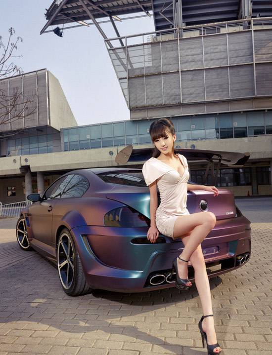 长腿车模刘雅函户外车展性感写真