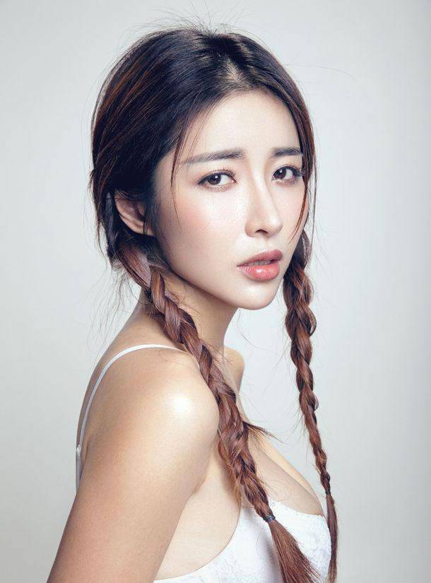 美女模特何静内衣写真引人遐想