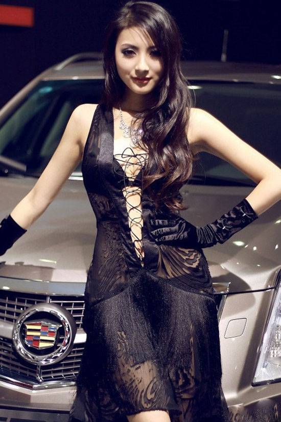 性感车模黑色透视裙秀火辣身材