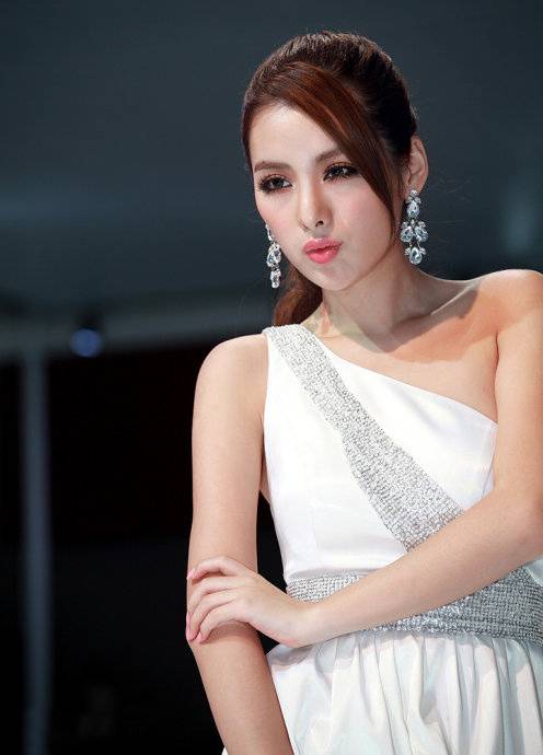 美女车模彭梦一袭白裙尽显女神风范