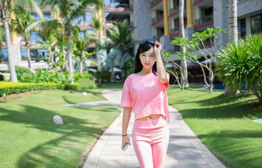 性感模特大胆秀诱人香肩美背