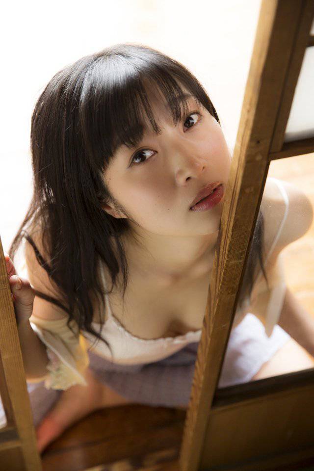 日本气质美女模特诱人写真照