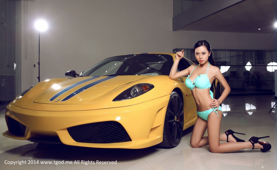 巨乳肥臀车模黄可抢尽汽车风头