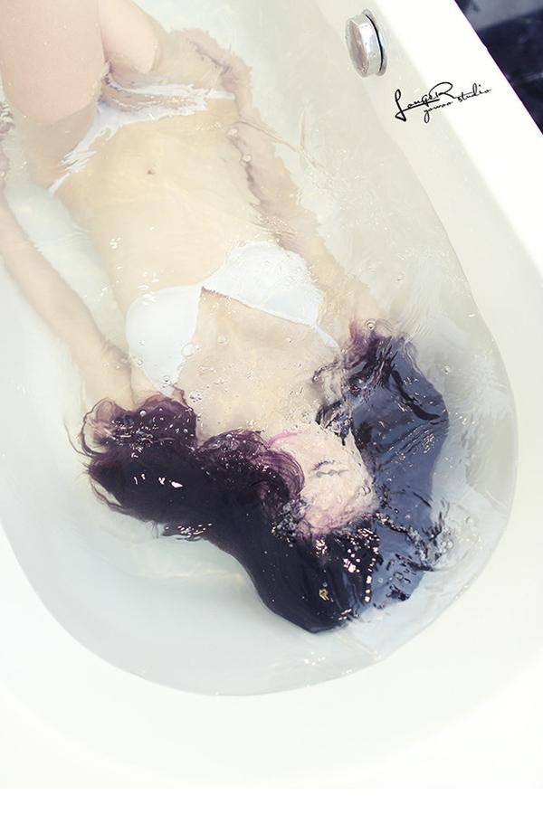 湿身女郎的浴缸诱惑写真照