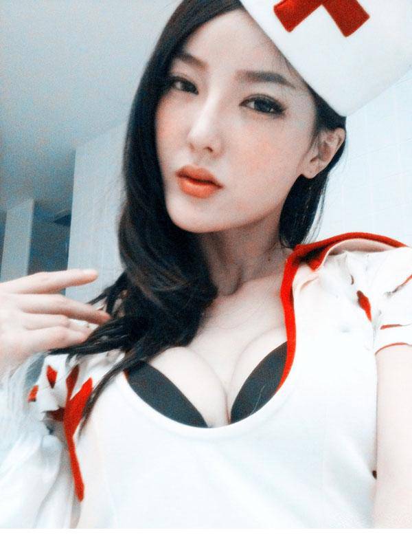 美女模特诱人私房护士装图片