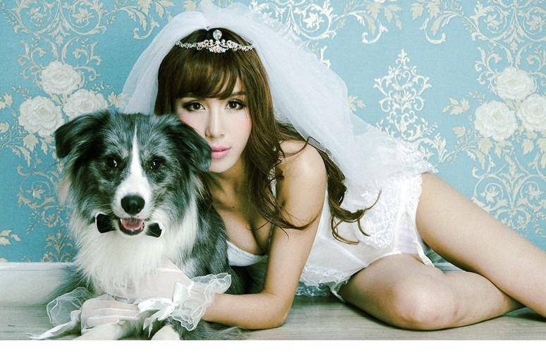 中国美女名模阳巧�携宠物狗拍性感写真