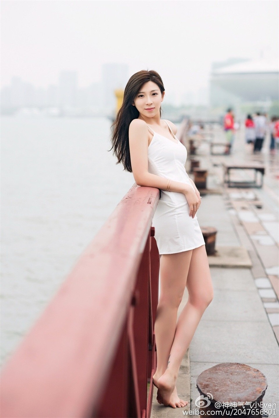 养眼妹子神神气气小Even生活照图片