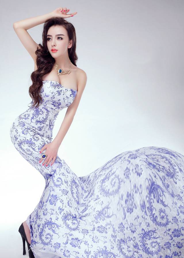 平面模特高兮妍美裙展现窈窕身姿