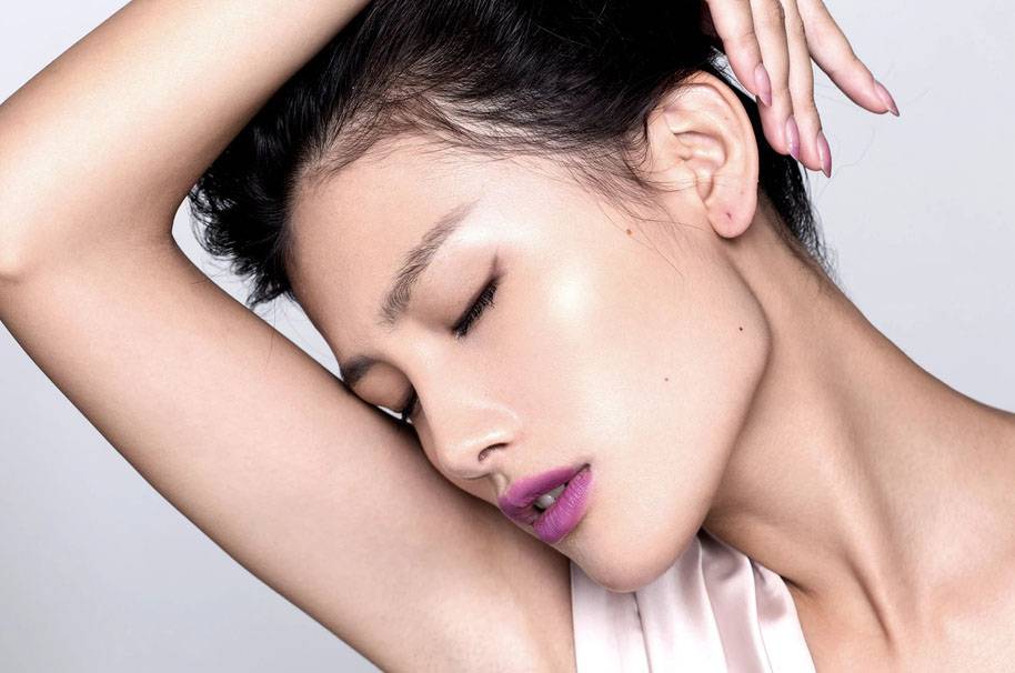 美女模特郑伊真空上阵诱惑十足