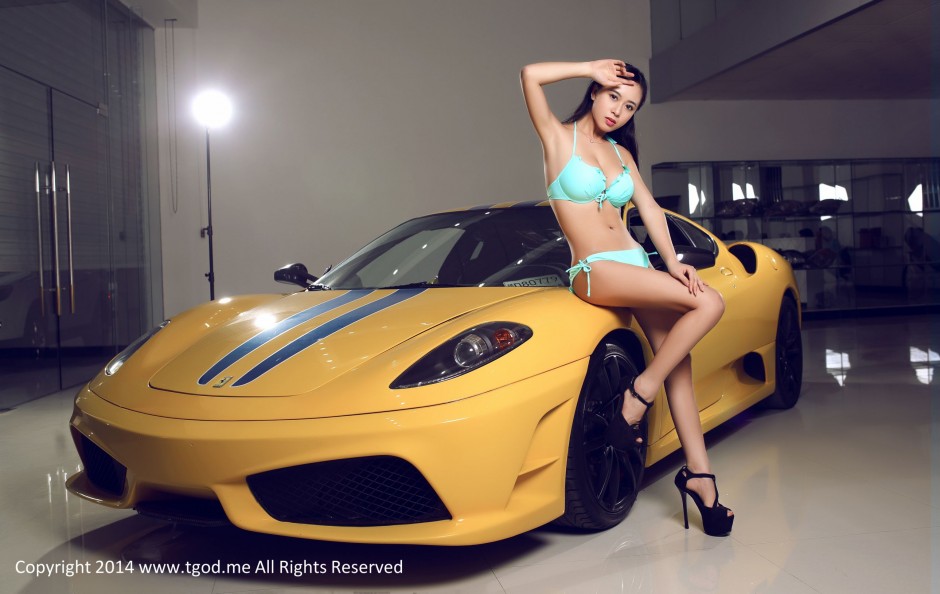 巨乳肥臀车模黄可抢尽汽车风头