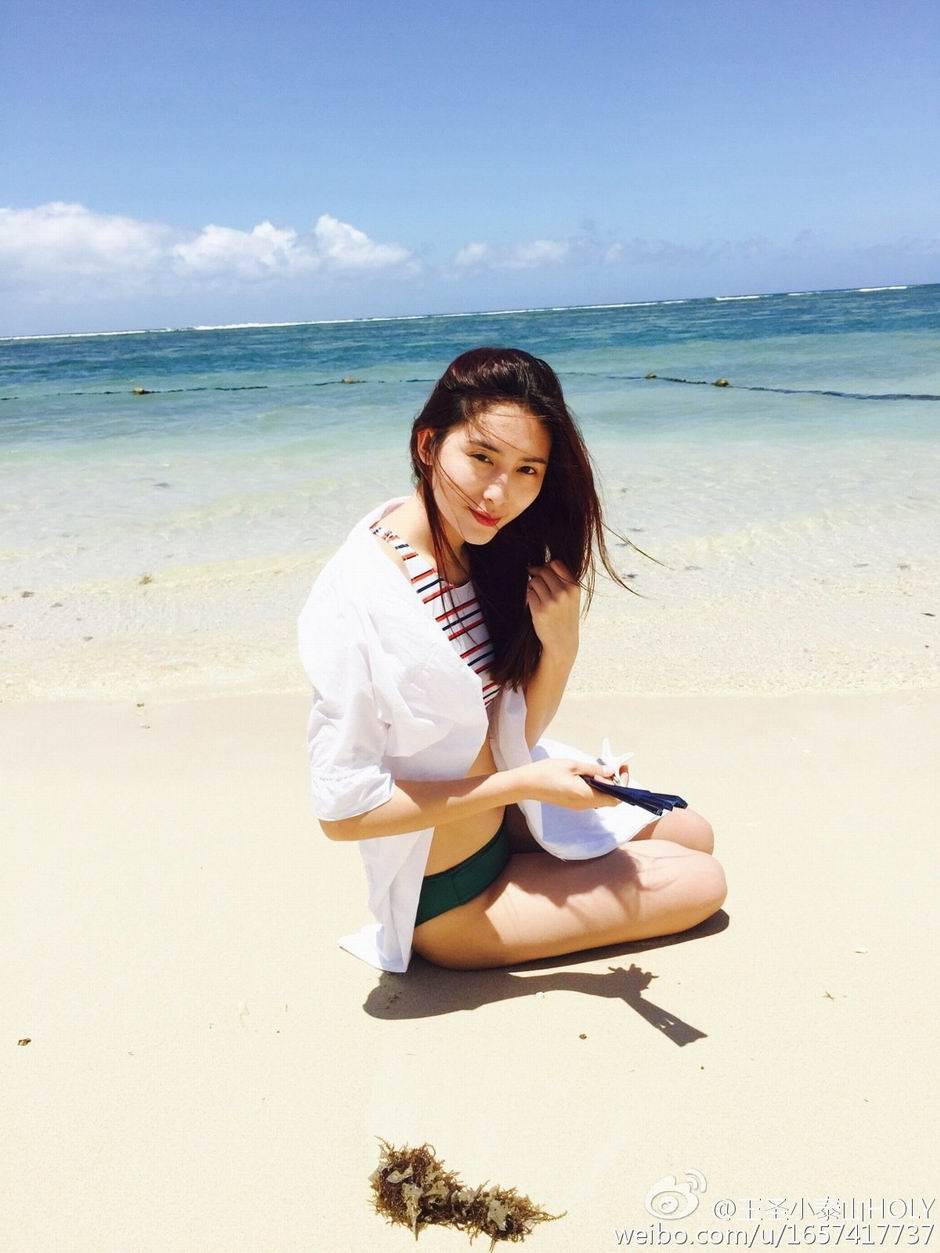 清新靓丽的美女王圣小泰山户外写真