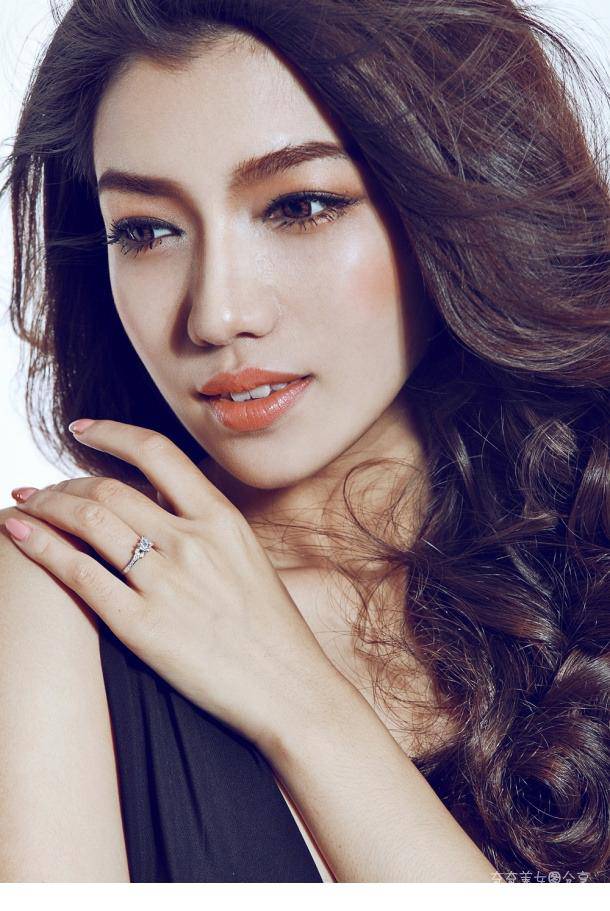 美女模特尽显性感冷艳迷人写真