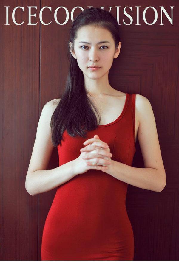 优雅美女清纯红裙甜美风格写真