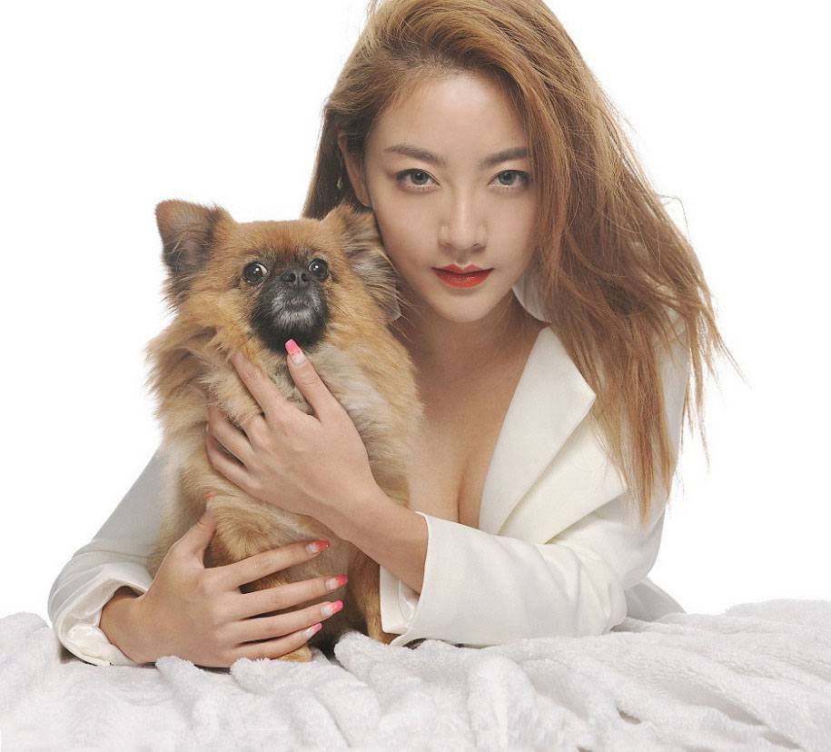 足球宝贝陈嘉歆携宠物狗拍写真