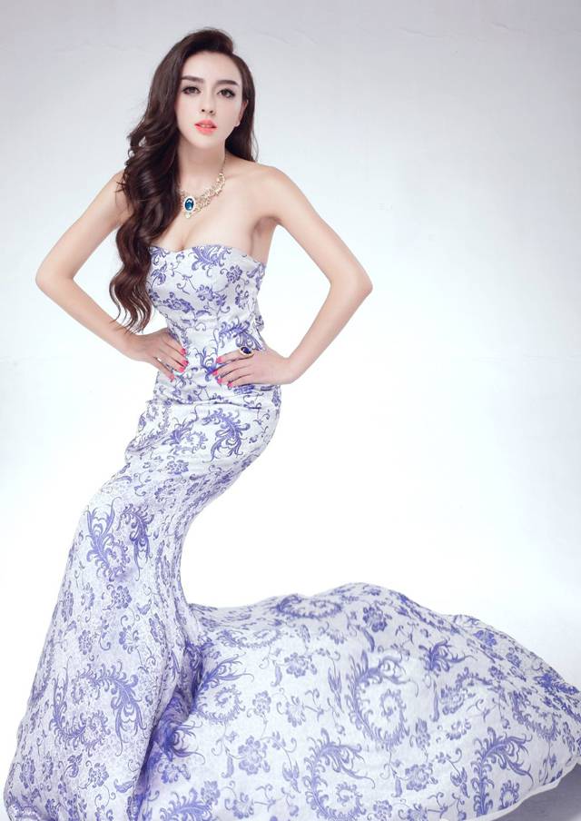 平面模特高兮妍美裙展现窈窕身姿