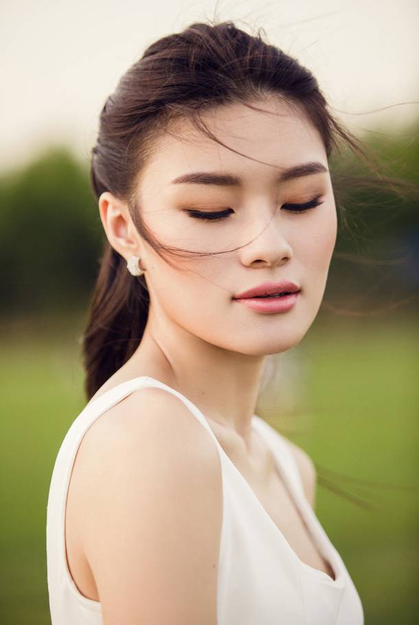 马冰玉白裙清新时尚会外写真组图
