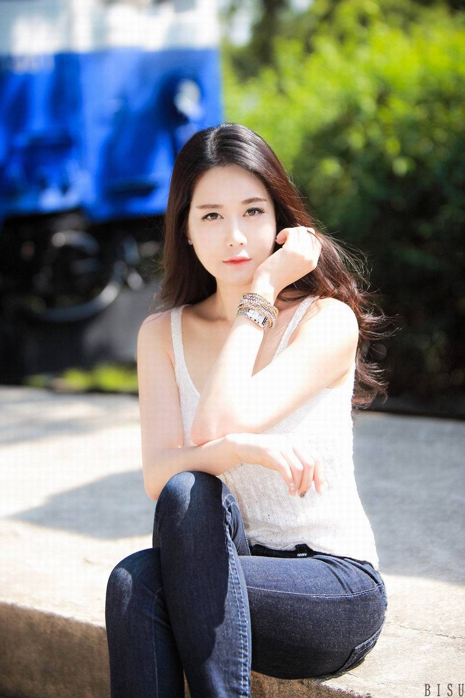 长发清纯女神殷夏荣外拍写真