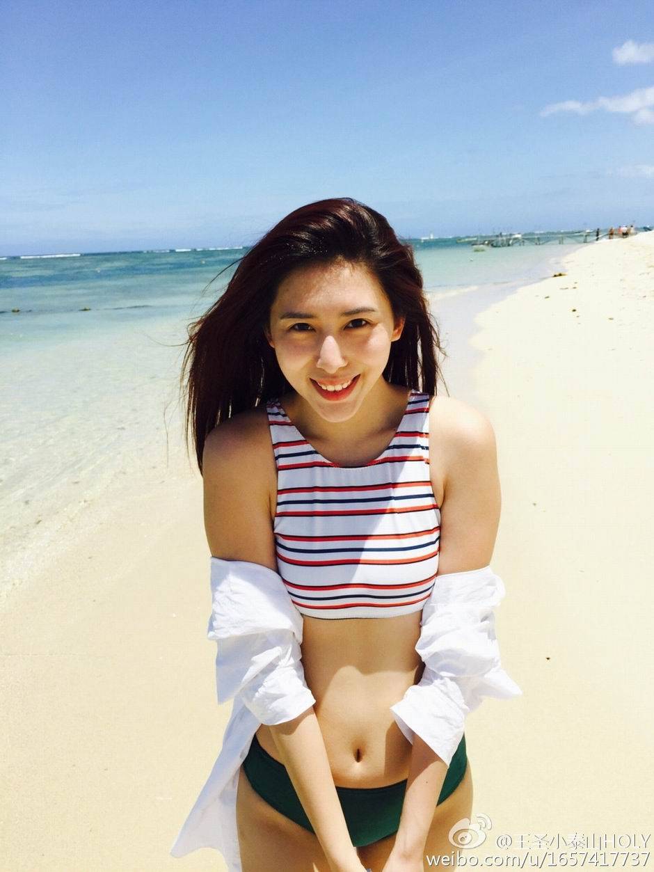 清新靓丽的美女王圣小泰山户外写真