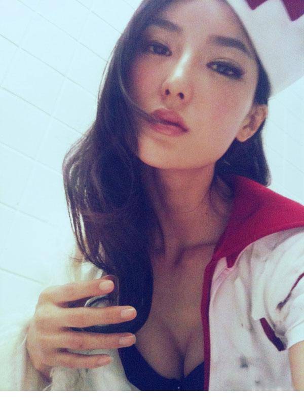 美女模特诱人私房护士装图片