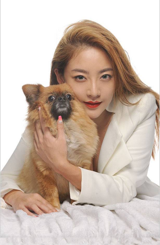 足球宝贝陈嘉歆携宠物狗拍写真