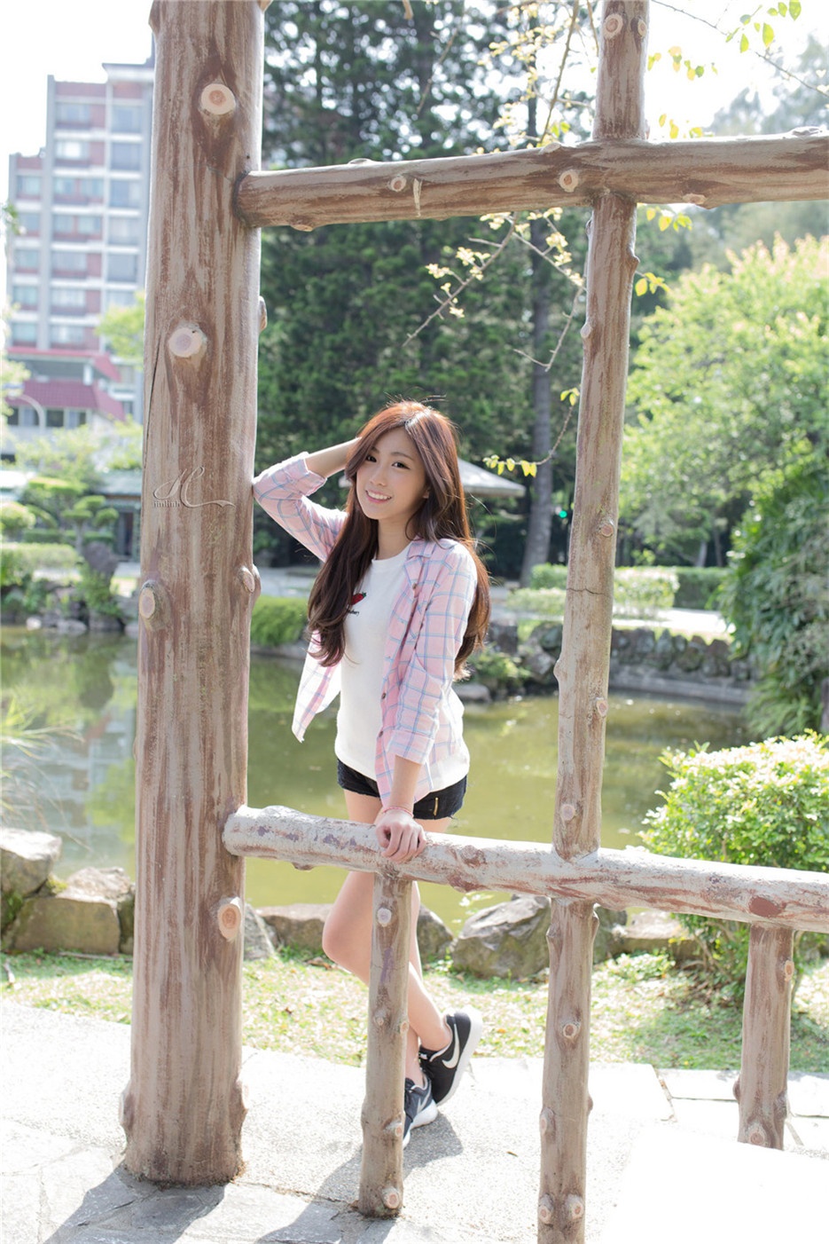90后气质校花夏季户外甜美写真图片