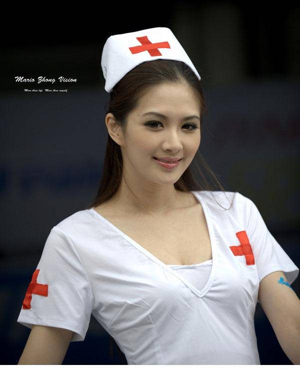 赛车美女惹火性感护士装来袭