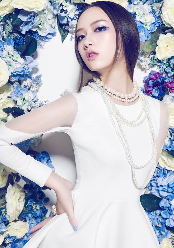 余陈秋子春夏迷人高冷轻熟女风格写真