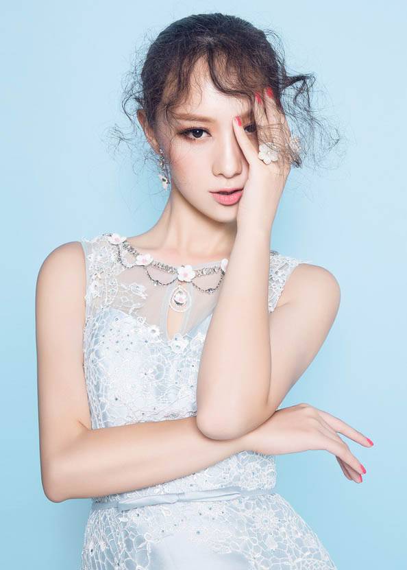 余陈秋子唯美迷人婚纱写真组图