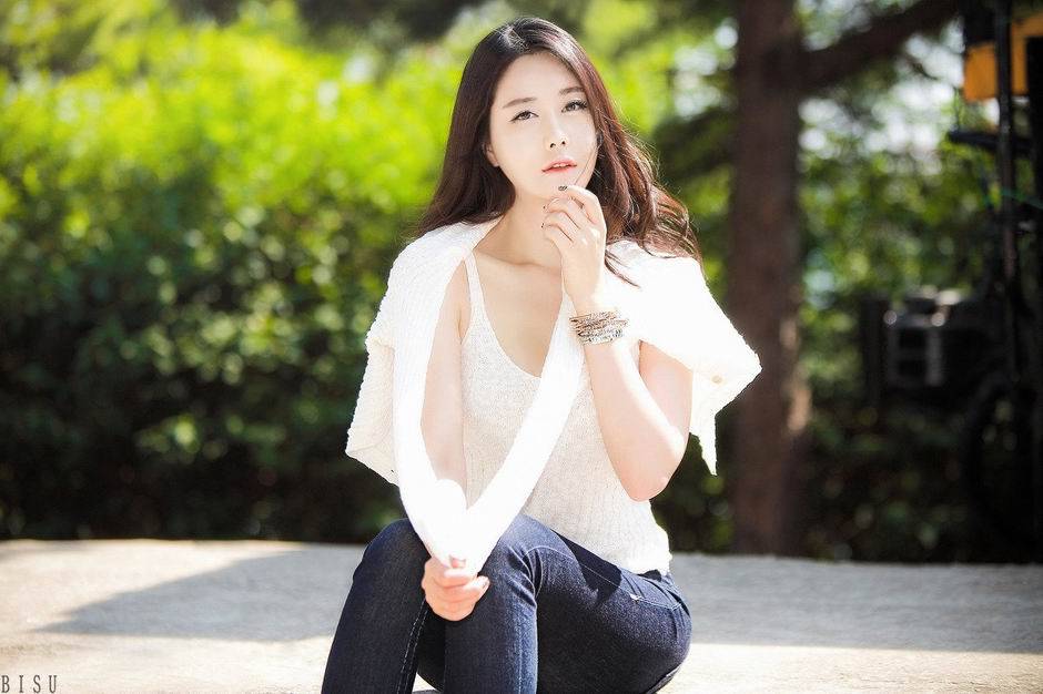长发清纯女神殷夏荣外拍写真