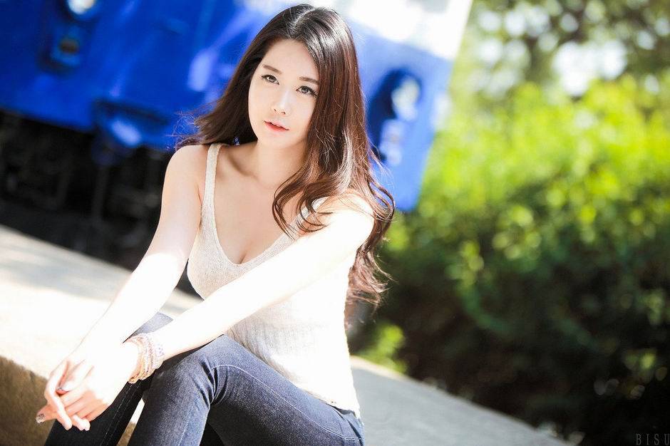 长发清纯女神殷夏荣外拍写真