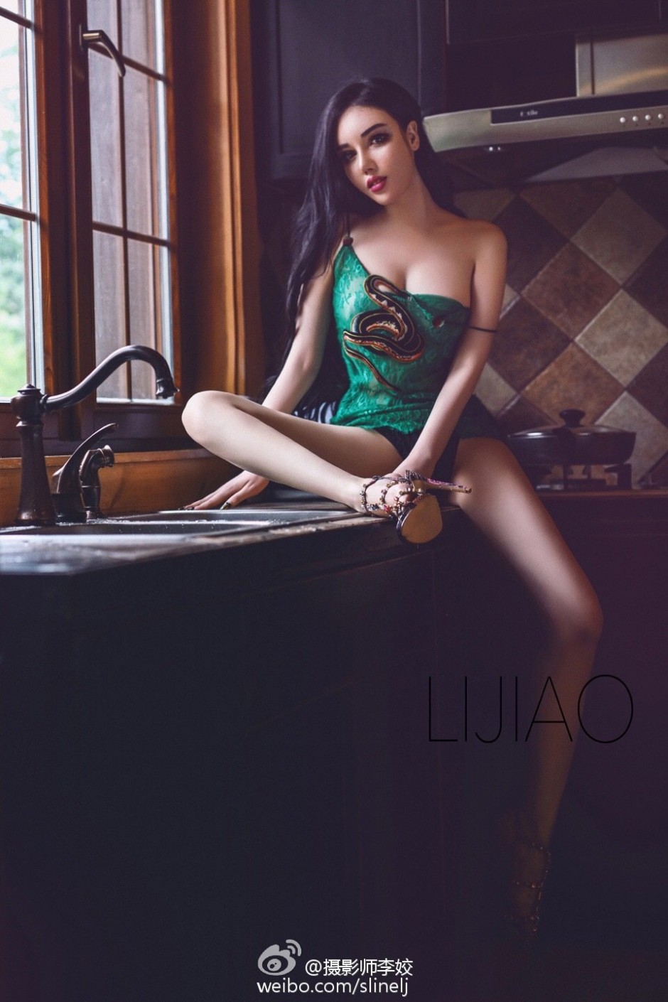 车模小天后孙依宁超诱人艺术写真