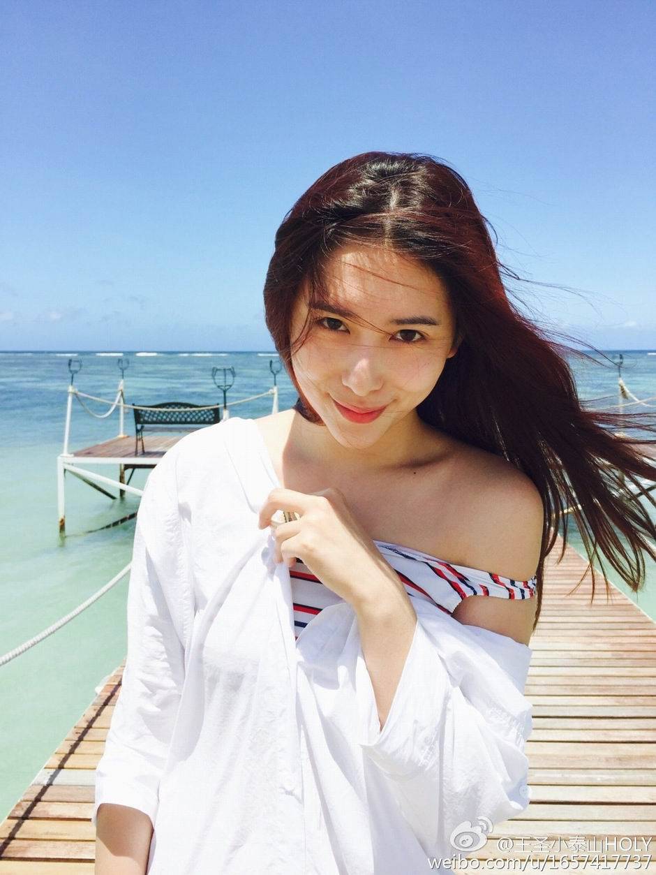 清新靓丽的美女王圣小泰山户外写真