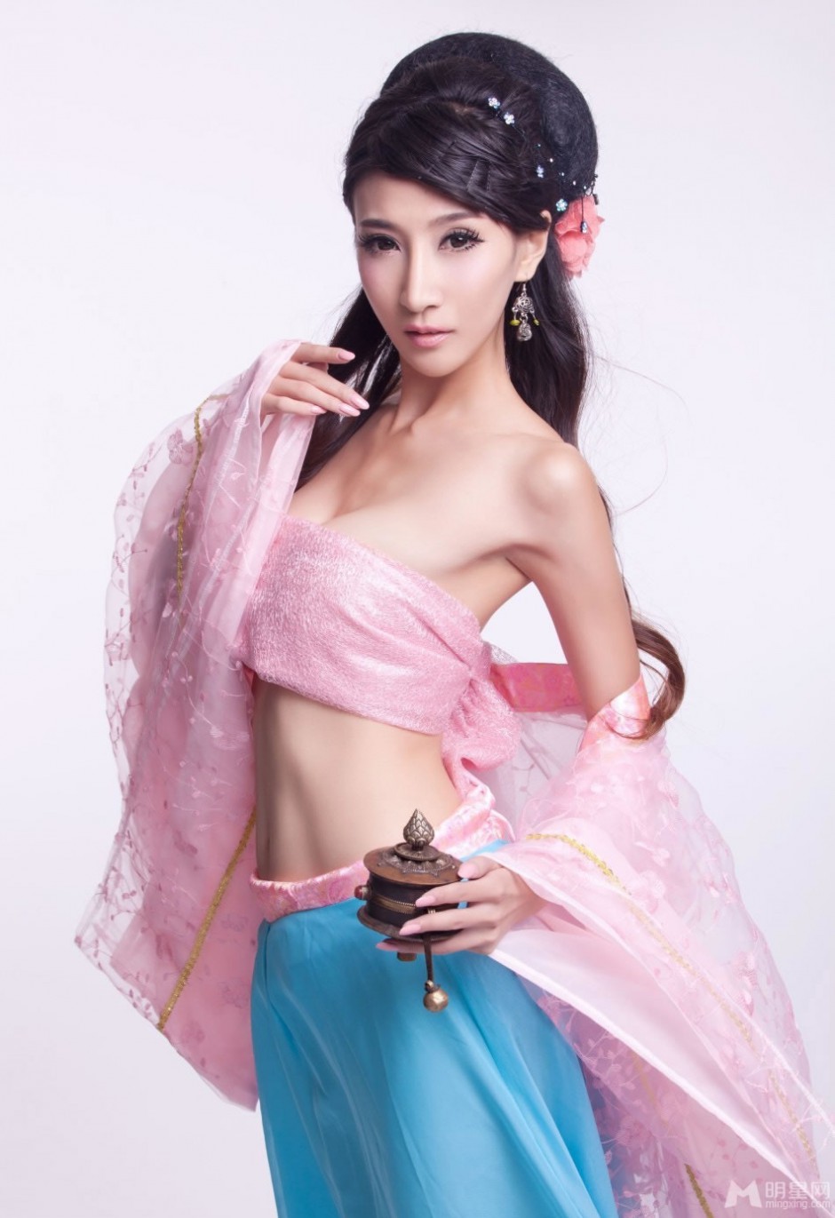 薄纱古装长裙美女模特何傲珊娇媚迷人