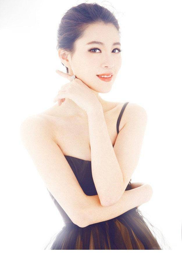 中国美女模特陈梓菱上演惹火脱衣秀