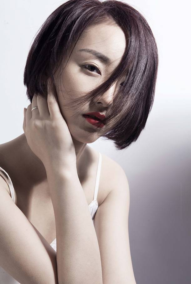 邻家女孩褚萌琦短发红唇演绎复古之美